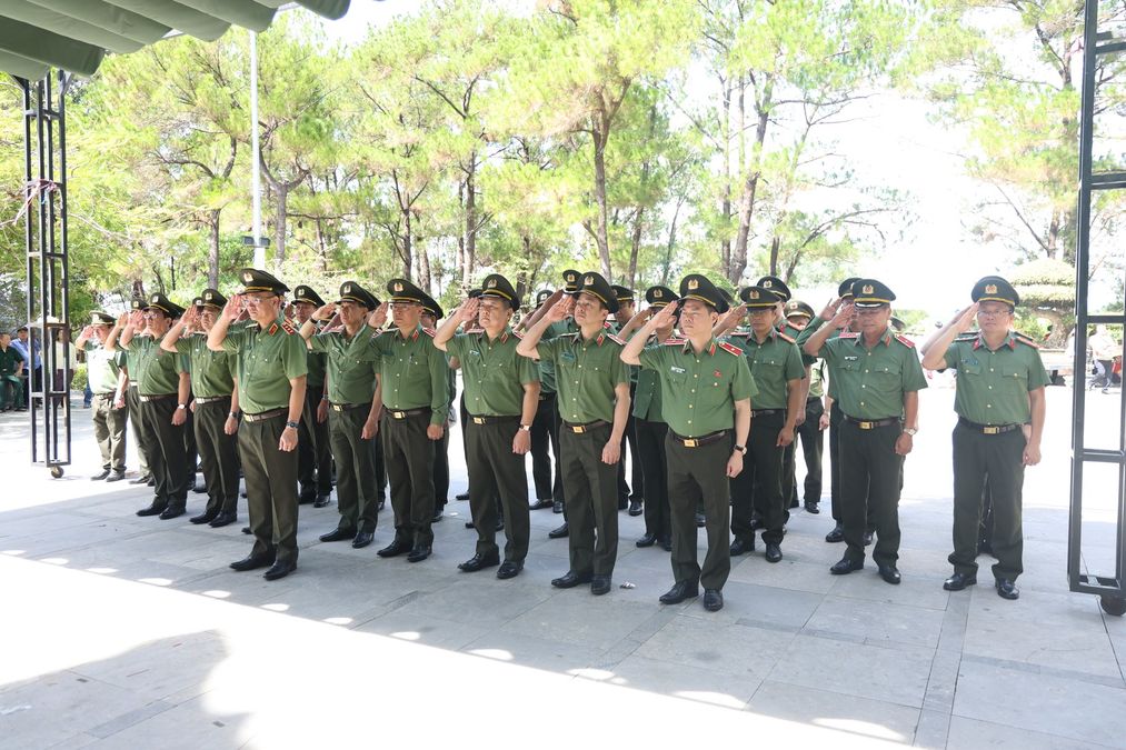 MPS delegation pays tribute to heroic martyrs in Quang Tri province