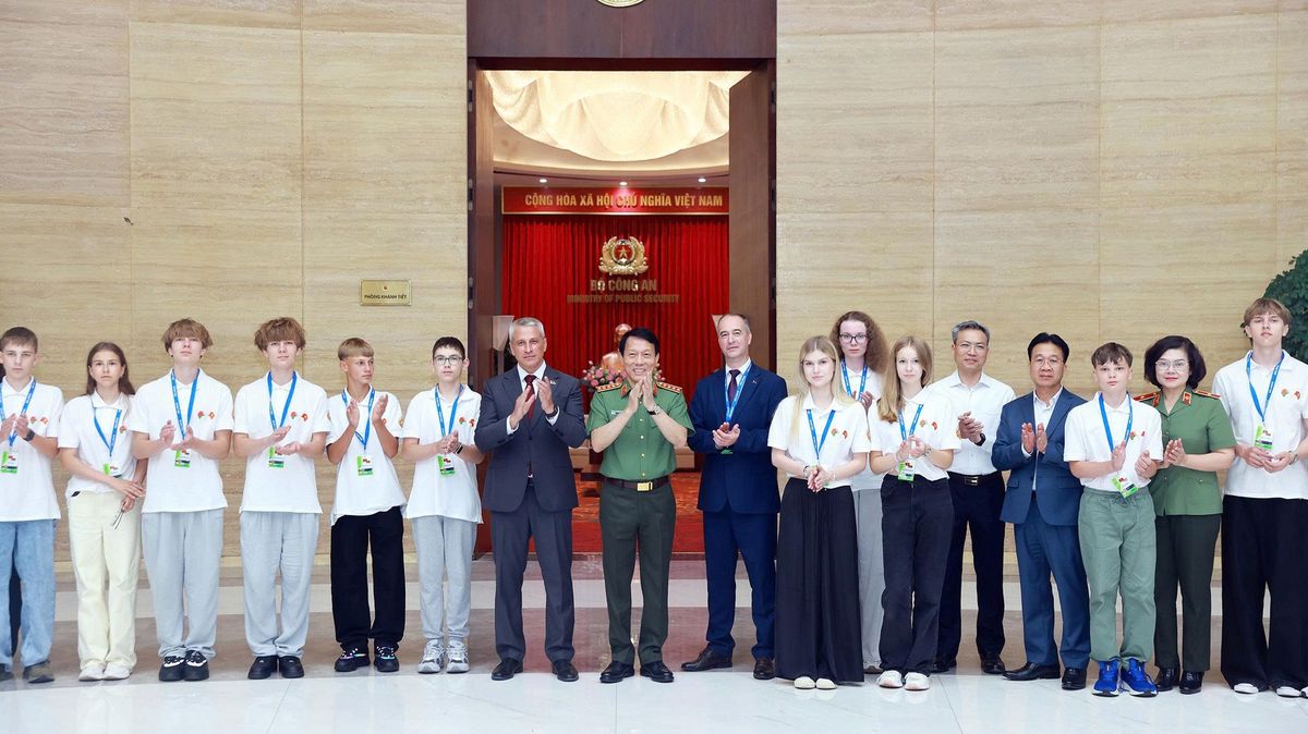 Bộ trưởng Lương Tam Quang gặp mặt Đoàn con cán bộ, chiến sĩ Bộ Nội vụ Belarus sang thăm Việt Nam