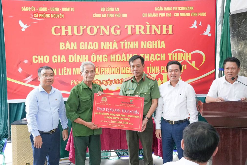 Công an tỉnh Phú Thọ trao nhà tình nghĩa tặng các hộ gia đình khó khăn