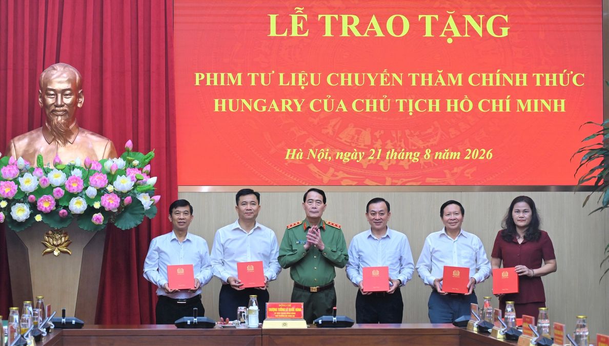 Bộ Công an trao tặng phim tư liệu quý về Chủ tịch Hồ Chí Minh tại Hungary