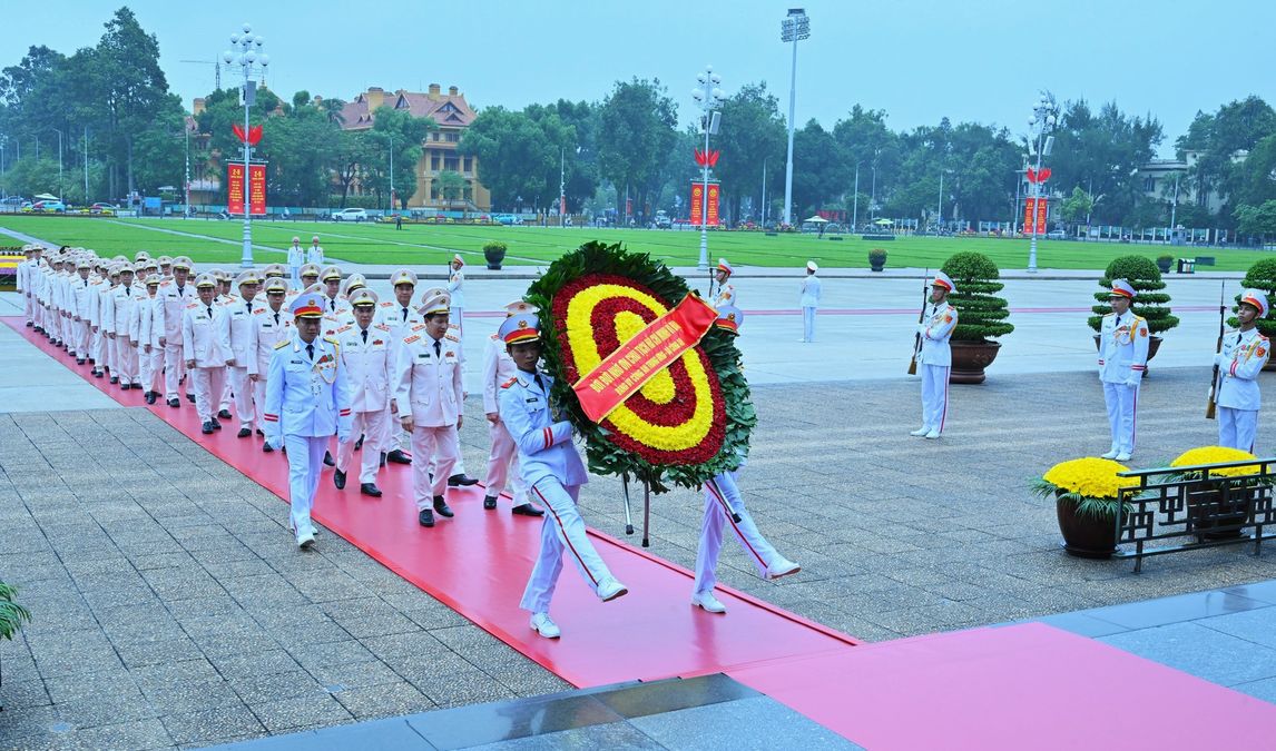 Đoàn đại biểu Đảng ủy Công an Trung ương, Bộ Công an vào Lăng viếng Chủ tịch Hồ Chí Minh