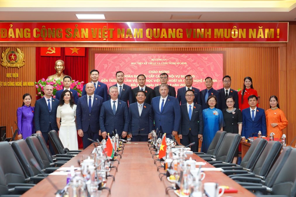 Đoàn đại biểu cấp cao Bộ Nội vụ Belarus thăm và làm việc với Học viện Kỹ thuật và Công nghệ an ninh