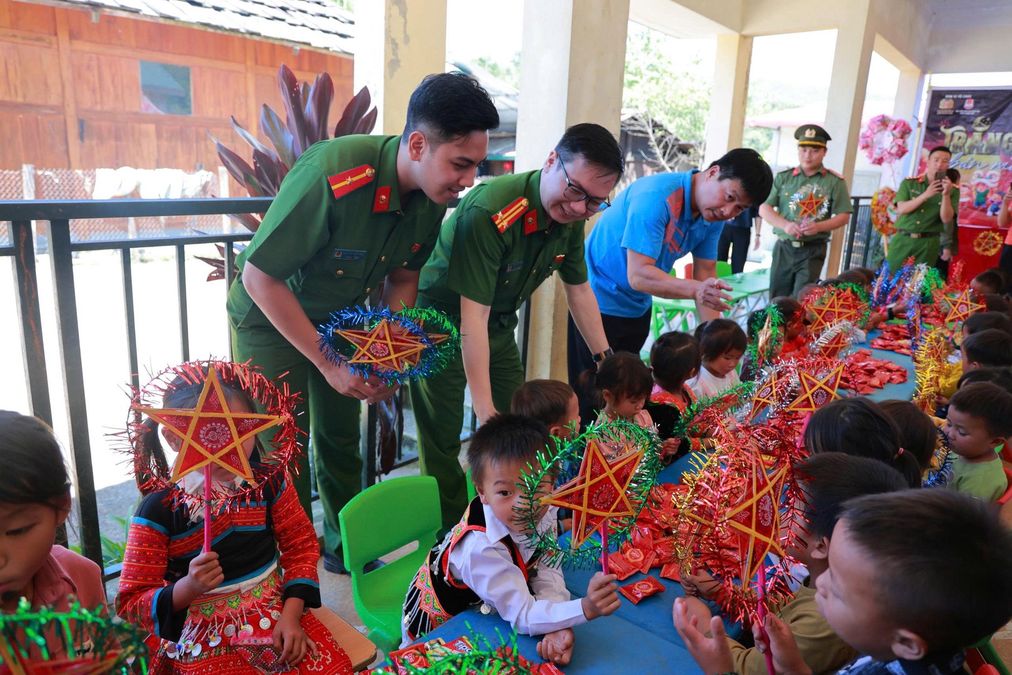 Ấm áp chương trình “Trăng vàng bản mây” mang yêu thương đến bản Làng Sáng, xã Tà Xùa
