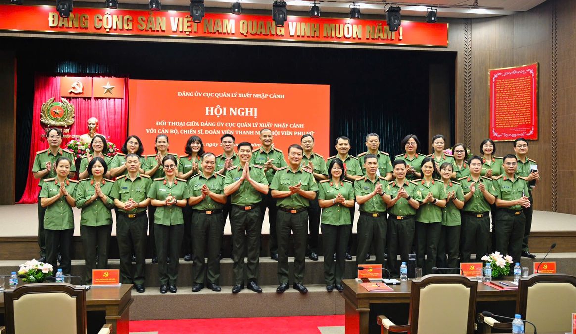 Đảng uỷ Cục Quản lý xuất nhập cảnh đối thoại với cán bộ chiến sĩ, đoàn viên thanh niên, hội viên phụ nữ