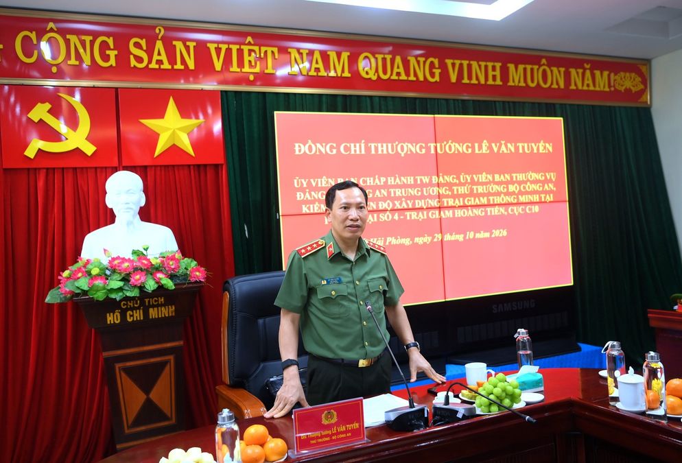 Thứ trưởng Lê Văn Tuyến kiểm tra công tác tại Trạm giam Hoàng Tiến