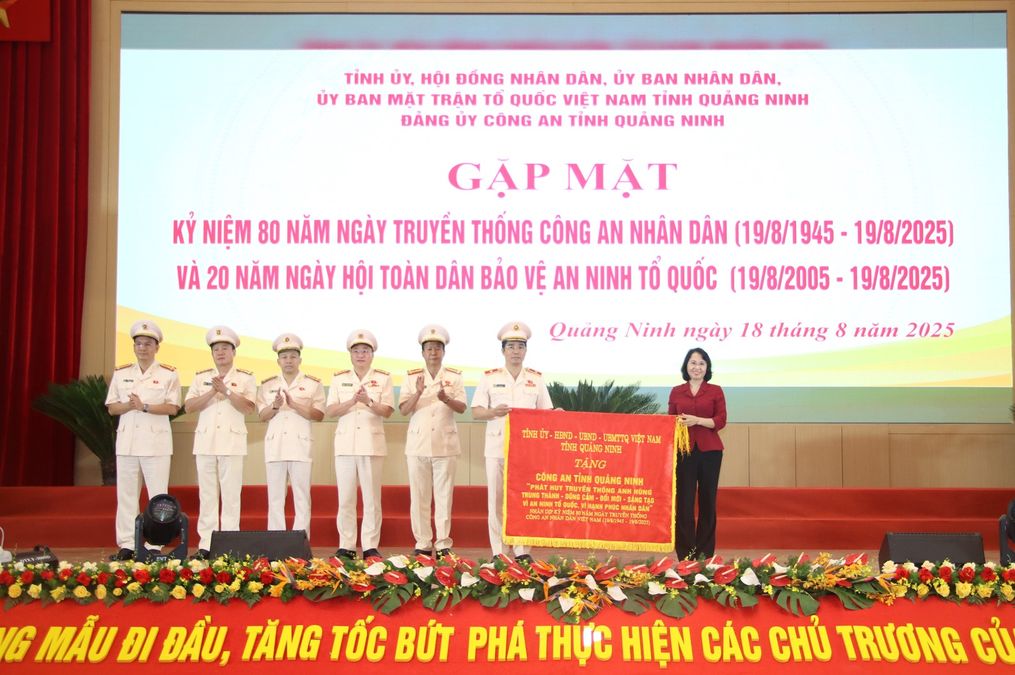 Tỉnh Quảng Ninh tổ chức gặp mặt kỷ niệm 80 năm Ngày truyền thống Công an nhân dân và 20 năm Ngày hội toàn dân bảo vệ an ninh Tổ quốc