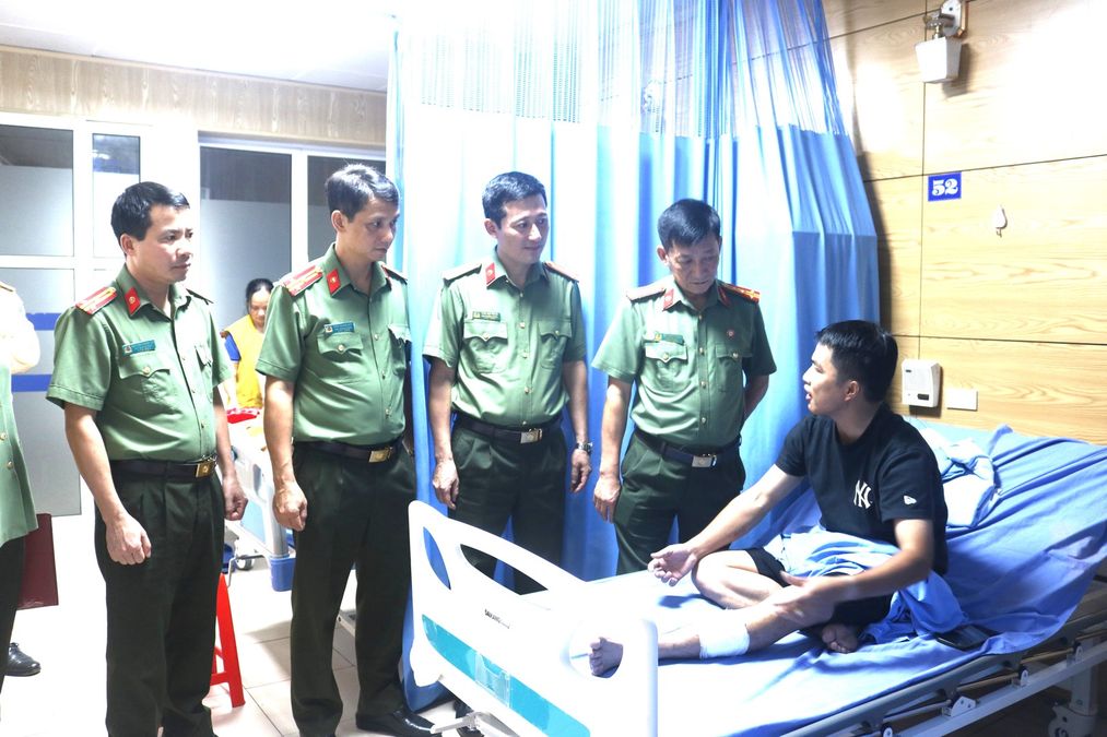 Thái Nguyên: Thăm hỏi, động viên hai cán bộ Công an bị thương trong quá trình thực hiện nhiệm vụ