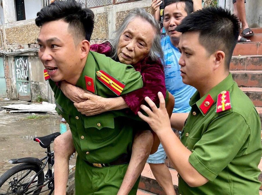 Công an tỉnh Nghệ An di dời người dân đến nơi an toàn tránh bão