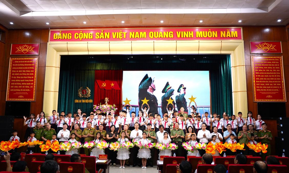 Công an Điện Biên tiếp nhận chương trình “Con nuôi Công an Điện Biên” và lưu học sinh 6 tỉnh Bắc Lào