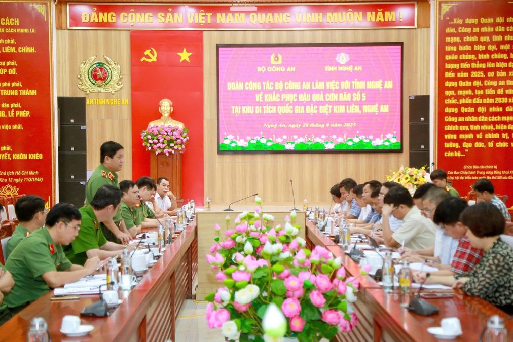 Đoàn công tác Bộ Công an làm việc về khắc phục hậu quả cơn bão số 5 tại Khu di tích Quốc gia đặc biệt Kim Liên