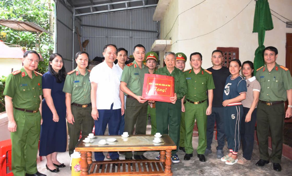 Công an xã miền núi Thanh Hóa thực hiện trao quà Tết Độc lập đến tận tay Nhân dân