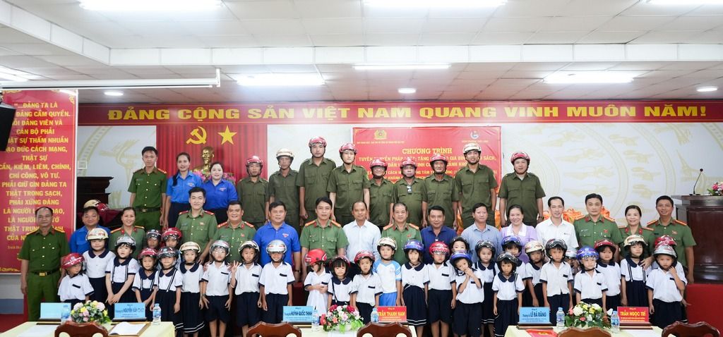Công an thành phố Cần Thơ chung tay trao gửi yêu thương