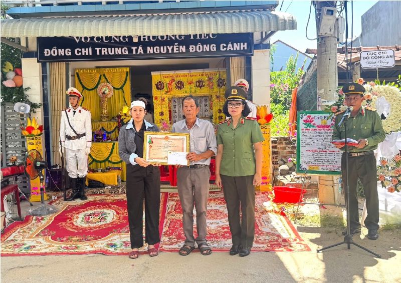 Trao Huân chương Bảo vệ Tổ quốc Hạng Ba cho thân nhân gia đình Trung tá Nguyễn Đông Cánh