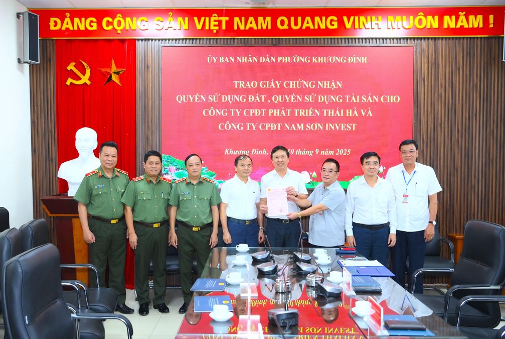 Trao Giấy chứng nhận quyền sử dụng đất để thực hiện dự án xây dựng nhà ở cho cán bộ, chiến sĩ Công an nhân dân