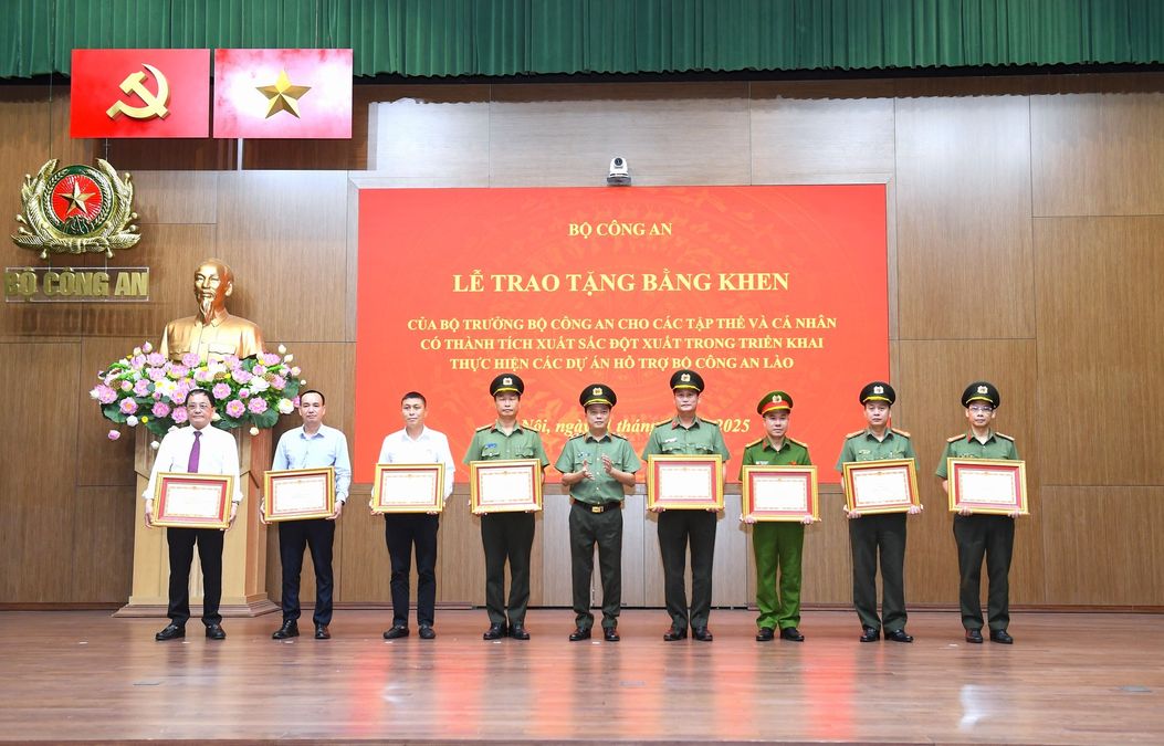 Khen thưởng các tập thể, cá nhân có thành tích xuất sắc đột xuất trong triển khai thực hiện các dự án hỗ trợ Bộ Công an Lào