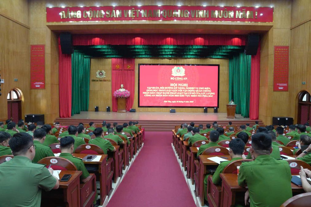 Tăng cường tuyên truyền, phổ biến, giáo dục pháp luật về an ninh, trật tự tại cơ sở, đặc biệt là vùng sâu, vùng xa, vùng đồng bào dân tộc thiểu số