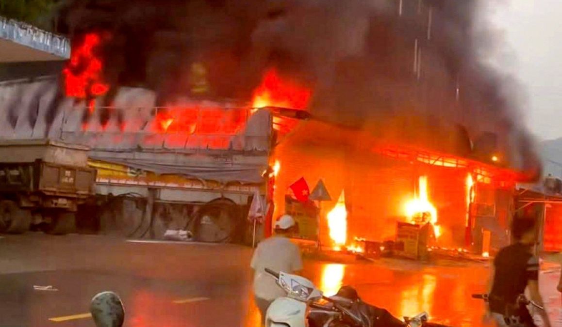 Lai Châu: Khẩn trương dập tắt vụ cháy lớn, bảo vệ an toàn khu dân cư