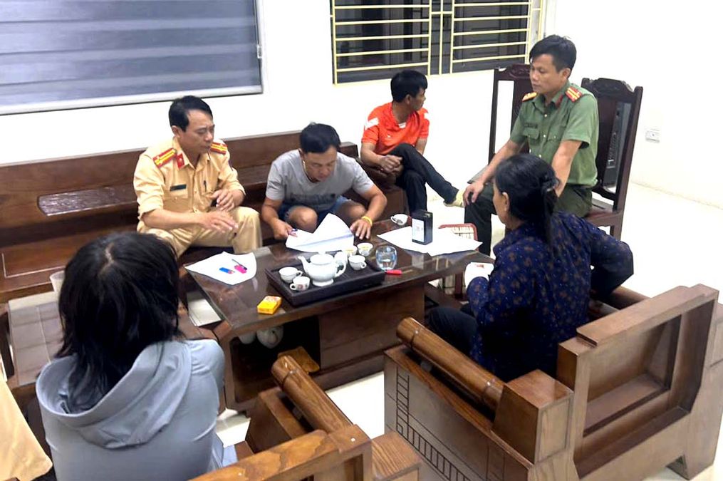 Giúp người phụ nữ có dấu hiệu không bình thường đi lạc về với gia đình