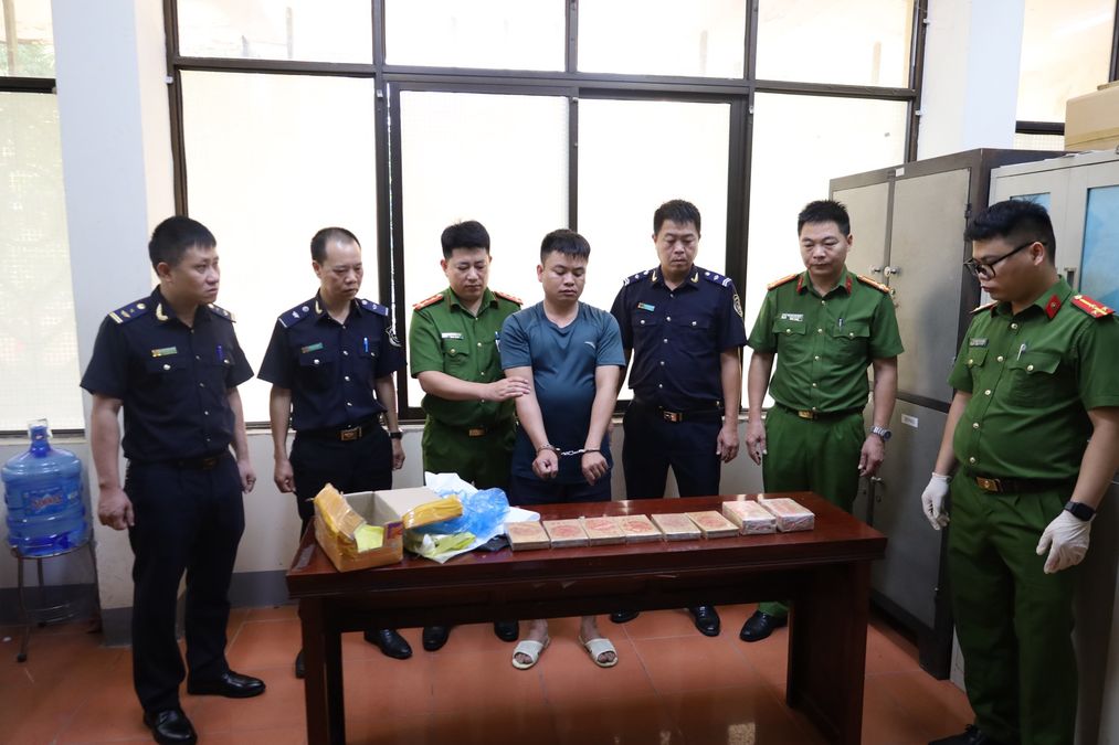 Lạng Sơn: Bắt giữ đối tượng vận chuyên 10 bánh ma túy