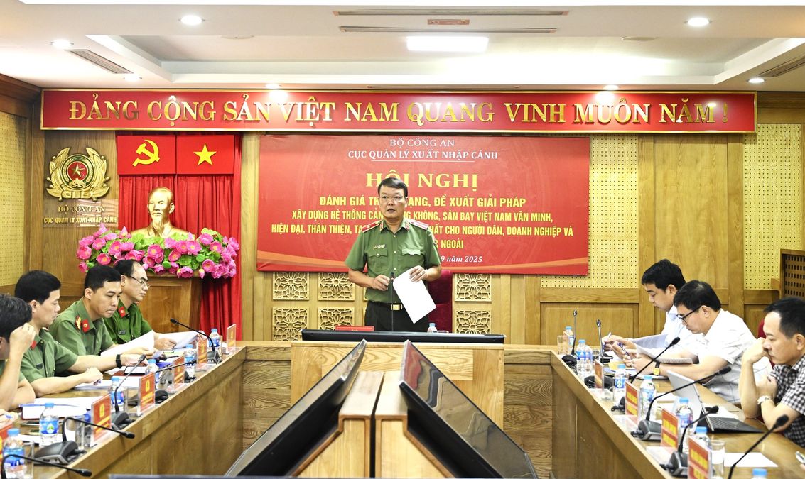 Xây dựng hệ thống cảng hàng không, sân bay Việt Nam vừa bảo đảm tuyệt đối an ninh, an toàn, vừa bảo đảm văn minh, hiện đại, thân thiện