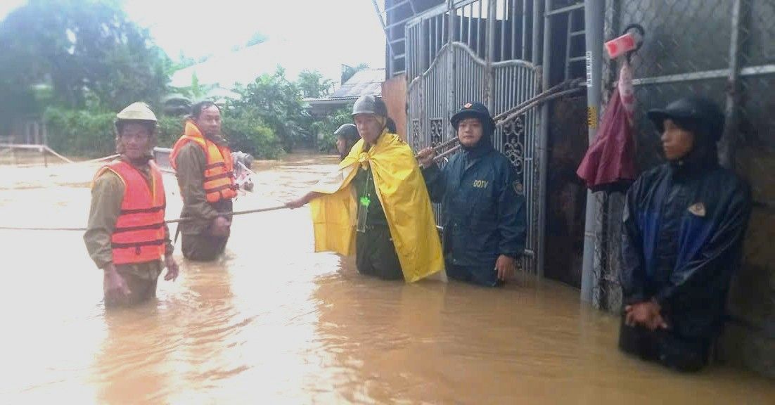 Công an các địa phương giúp nhân dân phòng, chống bão số 10 (Bualoi)