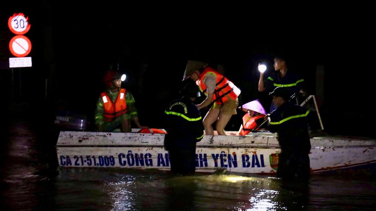Công an Lào Cai dầm mưa, xuyên đêm cứu hộ người dân vùng ngập lụt