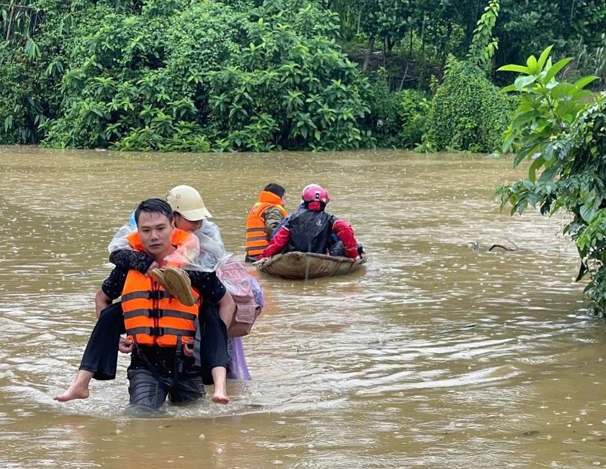 Công an các địa phương khẩn trương hỗ trợ nhân dân khắc phục hậu quả bão số 10 và mưa lũ
