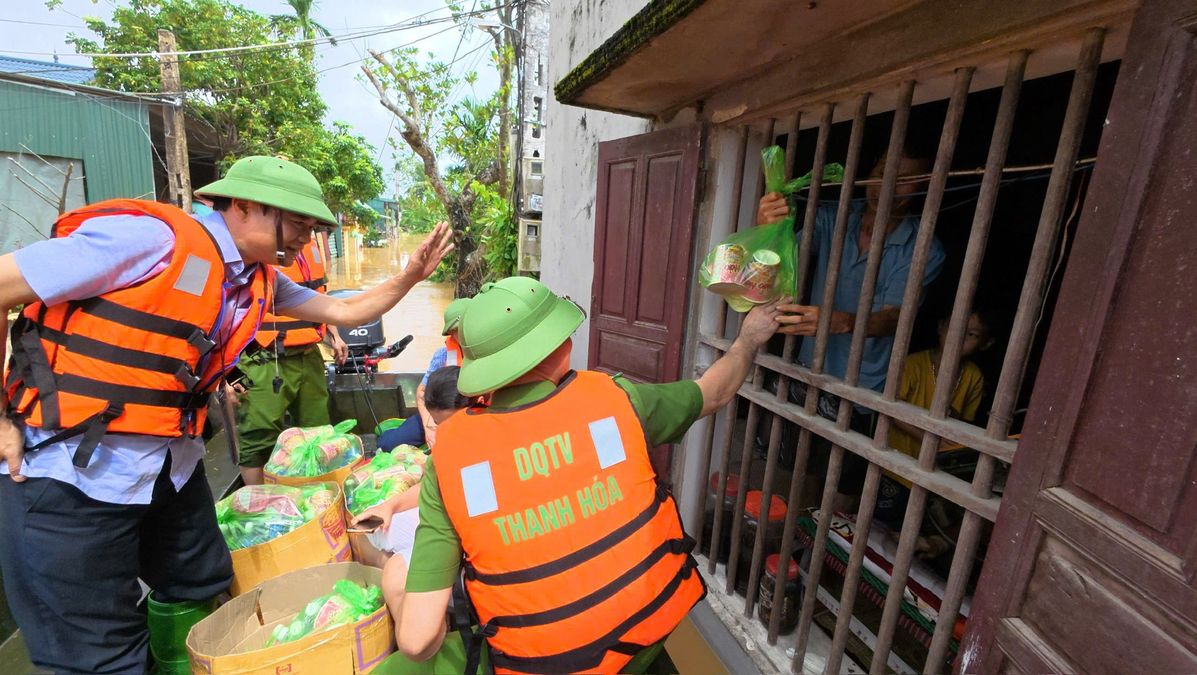 Thanh Hóa: Hỗ trợ tiếp tế và di dời người dân trong vùng ngập lụt