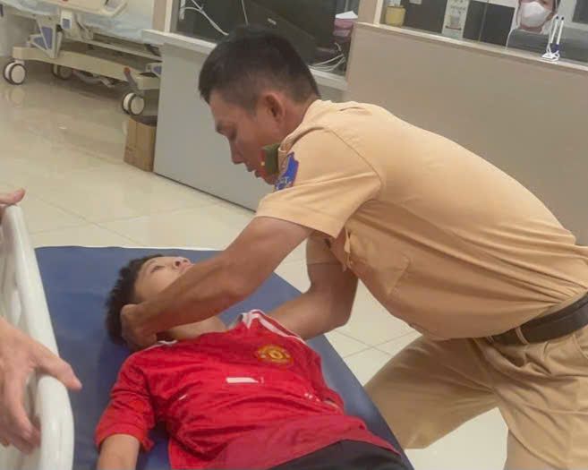 Cảnh sát giao thông Lâm Đồng kịp thời hỗ trợ đưa cháu bé bị xuất huyết não đi cấp cứu