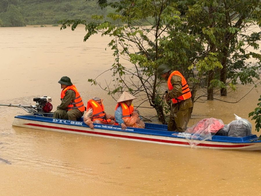 Công an Lạng Sơn khẩn trương khắc phục hậu quả do bão số 10 gây ra