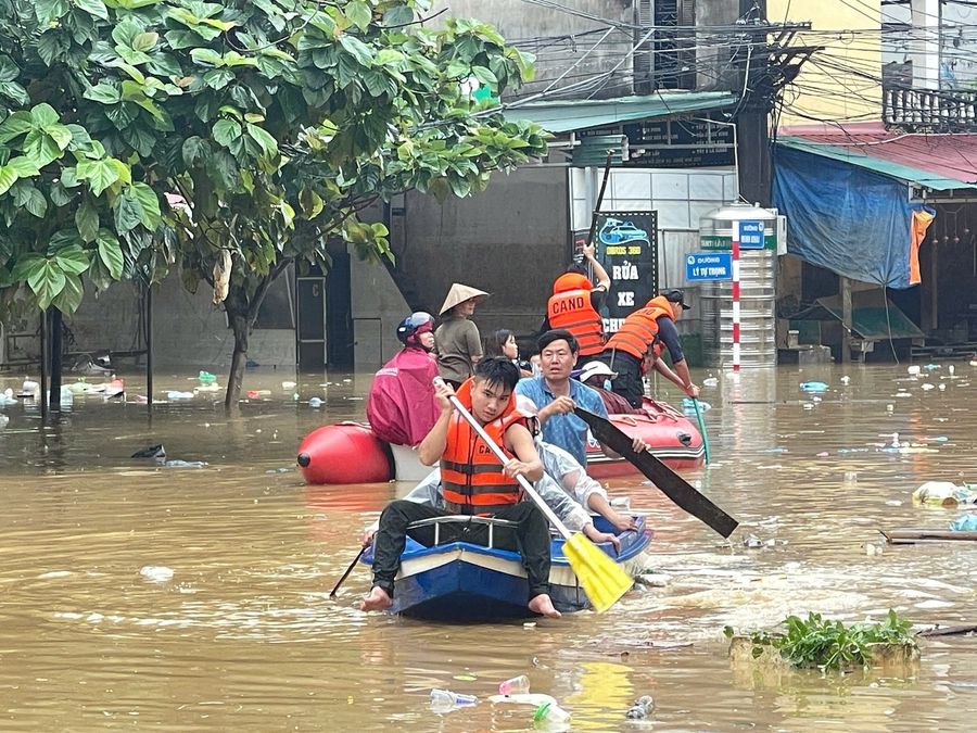 Lực lượng Công an tỉnh Tuyên Quang khẩn trương hỗ trợ Nhân dân khắc phục hậu quả mưa bão