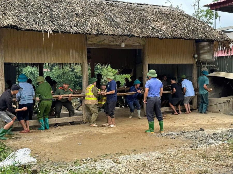 Lào Cai: Công an xã, phường tích cực giúp người dân khắc phục hậu quả sau cơn bão số 10