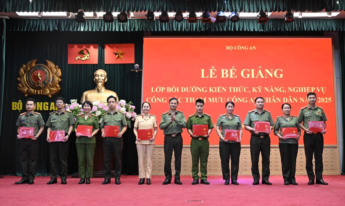 Bế giảng Lớp bồi dưỡng công tác tham mưu Công an nhân dân năm 2025