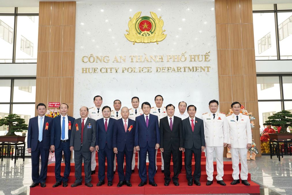 Bộ trưởng Lương Tam Quang dự Lễ gắn biển công trình trụ sở làm việc mới của Công an thành phố Huế