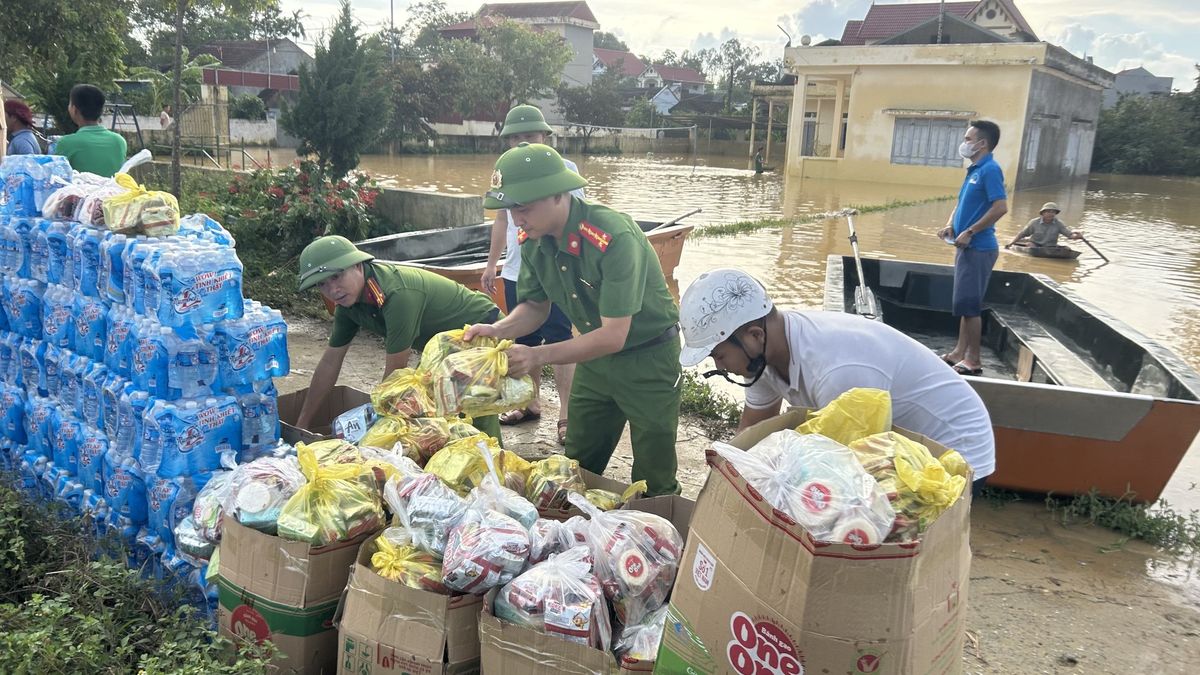Thanh Hóa: Công an xã Định Hoà hỗ trợ Nhân dân ứng phó với lũ lụt trên sông Cầu Chày