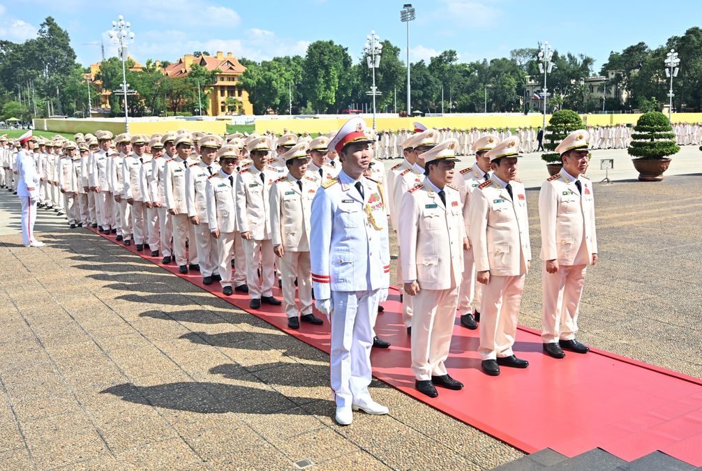 Đoàn đại biểu Đảng bộ Công an Trung ương vào Lăng viếng Chủ tịch Hồ Chí Minh và tưởng niệm các Anh hùng, Liệt sĩ
