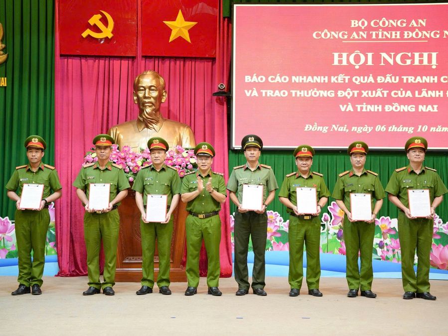 Khen thưởng các tập thể, cá nhân tham gia phá vụ án sát hại 3 người trong gia đình tại Đồng Nai