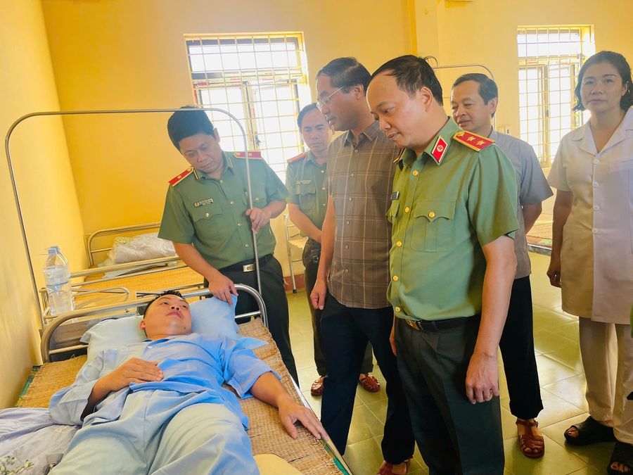 Thứ trưởng Đặng Hồng Đức đến thăm hỏi, động viên cán bộ Công an bị thương khi làm nhiệm vụ