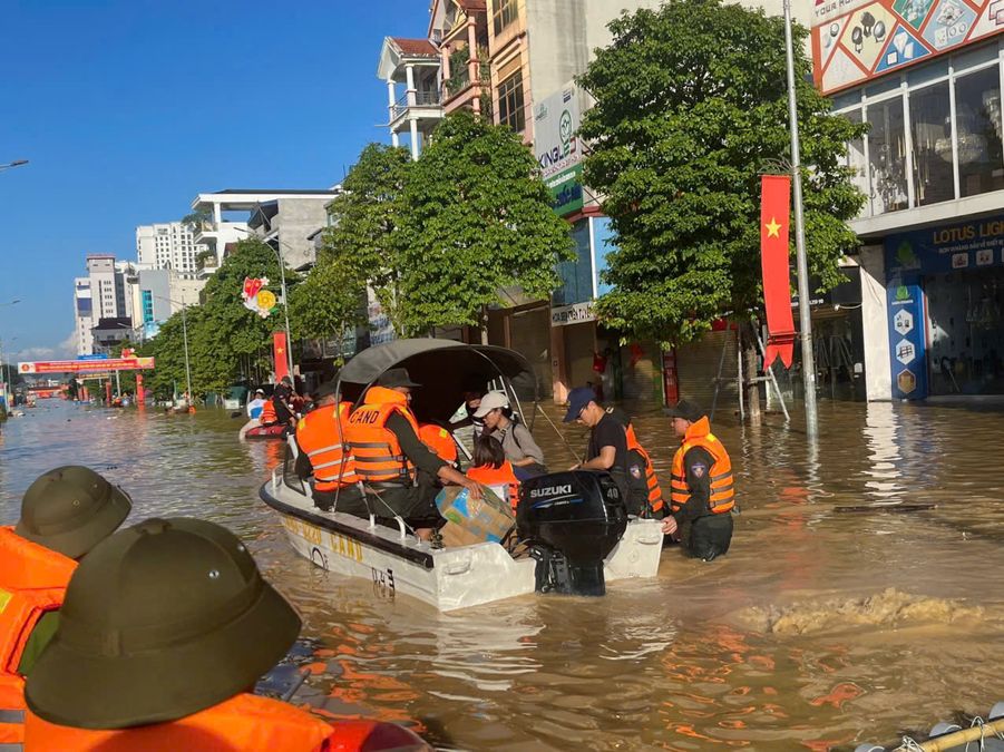 Bộ Tư lệnh Cảnh sát cơ động liên tiếp huy động lực lượng ra quân giúp Nhân dân khắc phục hậu quả bão, lũ
