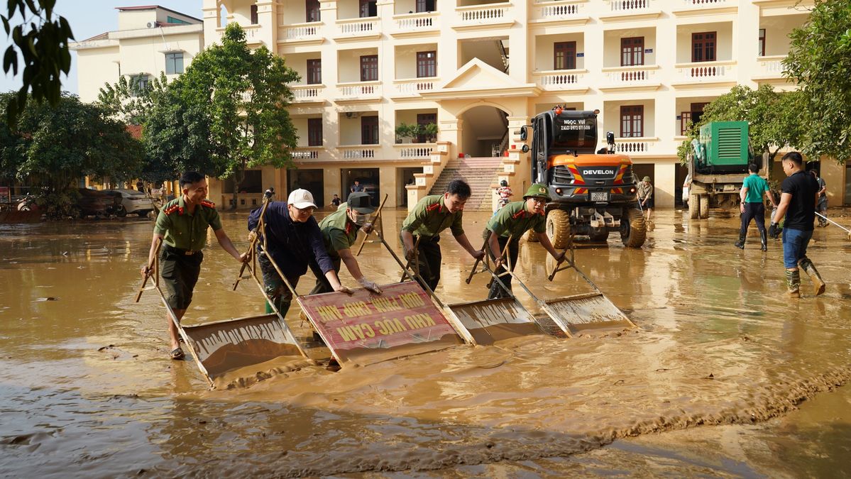 Công an tỉnh Thái Nguyên hỗ trợ cùng nhân dân dọn dẹp, vệ sinh môi trường sau mưa lũ, ngập lụt