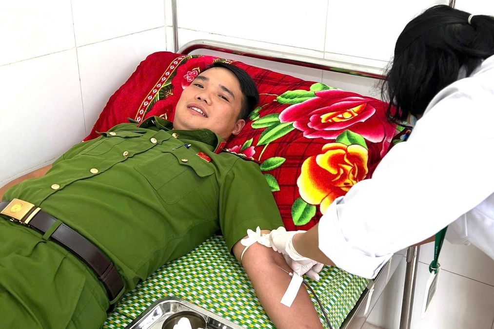 Cán bộ Công an xã kịp thời hiến máu cứu bệnh nhân mổ cấp cứu