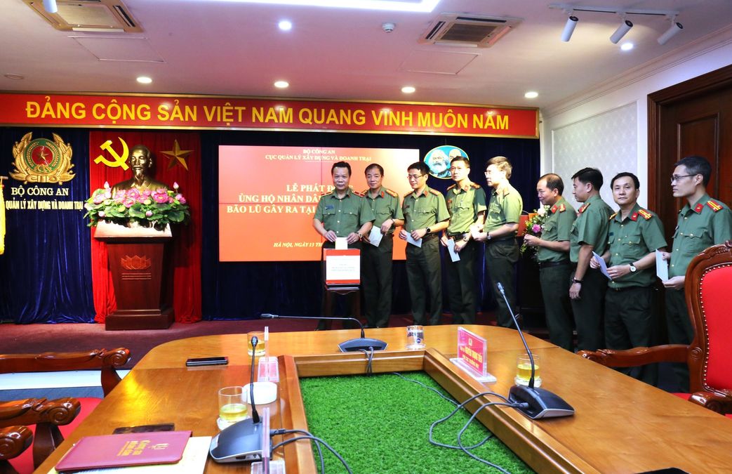 Cục Quản lý xây dựng và doanh trại chung tay chia sẻ khó khăn với người dân bị ảnh hưởng do bão lũ gây ra