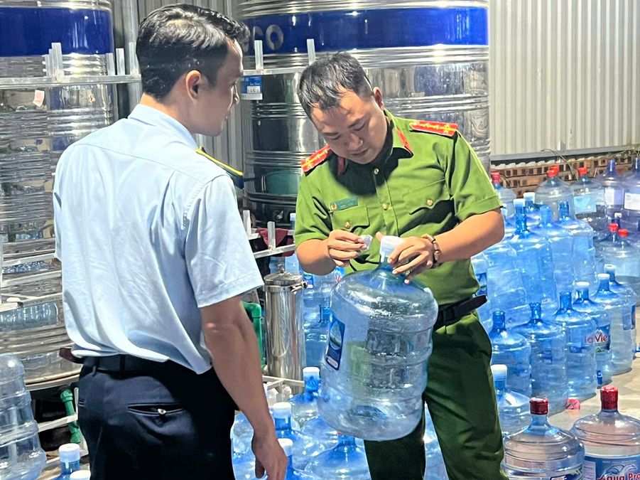 Công an Hà Nội khởi tố 04 đối tượng trong vụ sản xuất, buôn bán nước Lavie giả