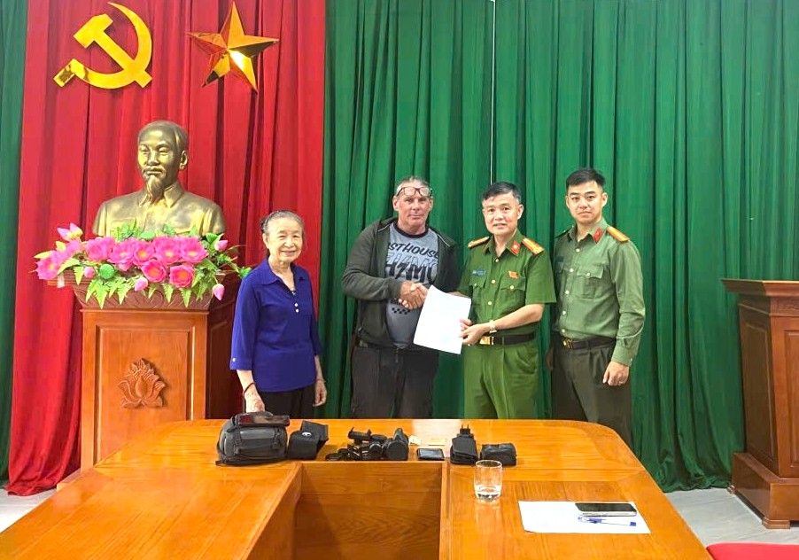 Công an tỉnh Bắc Ninh nhanh chóng xác minh, trả lại tài sản bị đánh rơi cho người nước ngoài