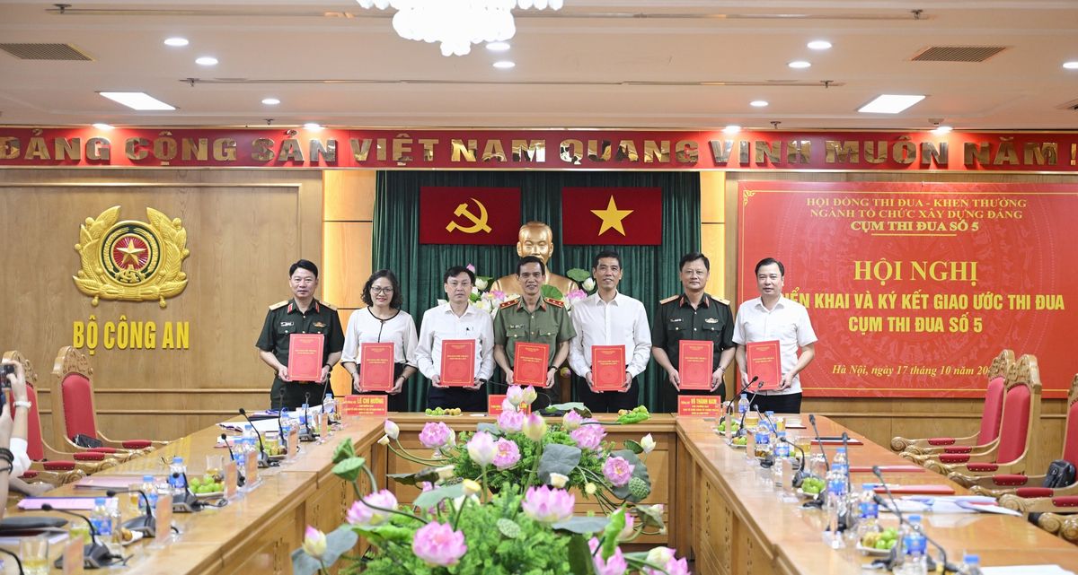 Cụm thi đua số 5, ngành Tổ chức xây dựng Đảng ký kết giao ước thi đua