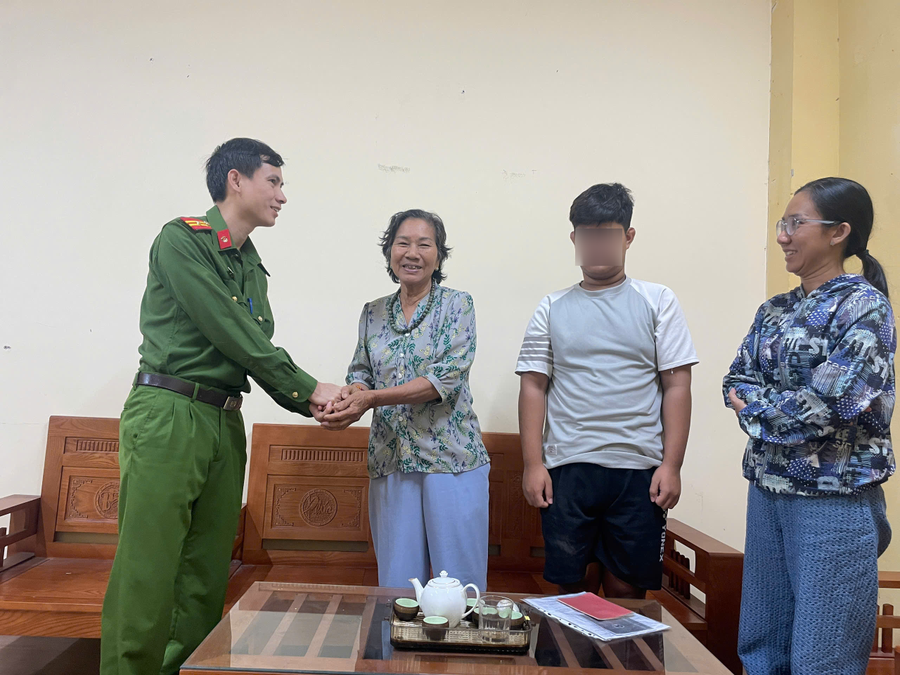 Công an phường Mỹ Hào (Hưng Yên) kịp thời hỗ trợ gia đình tìm được cháu trai an toàn
