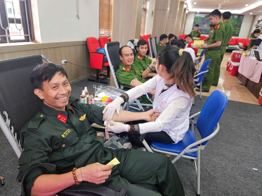 Hàng trăm cán bộ, chiến sĩ Cảnh sát cơ động hiến máu tình nguyện