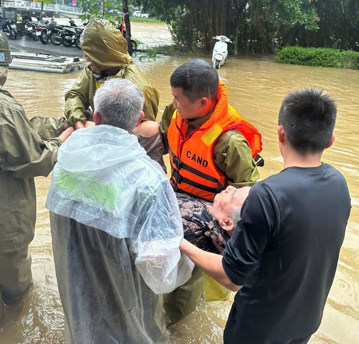 TP Huế: Công an cơ sở căng mình giúp dân trong mưa lũ