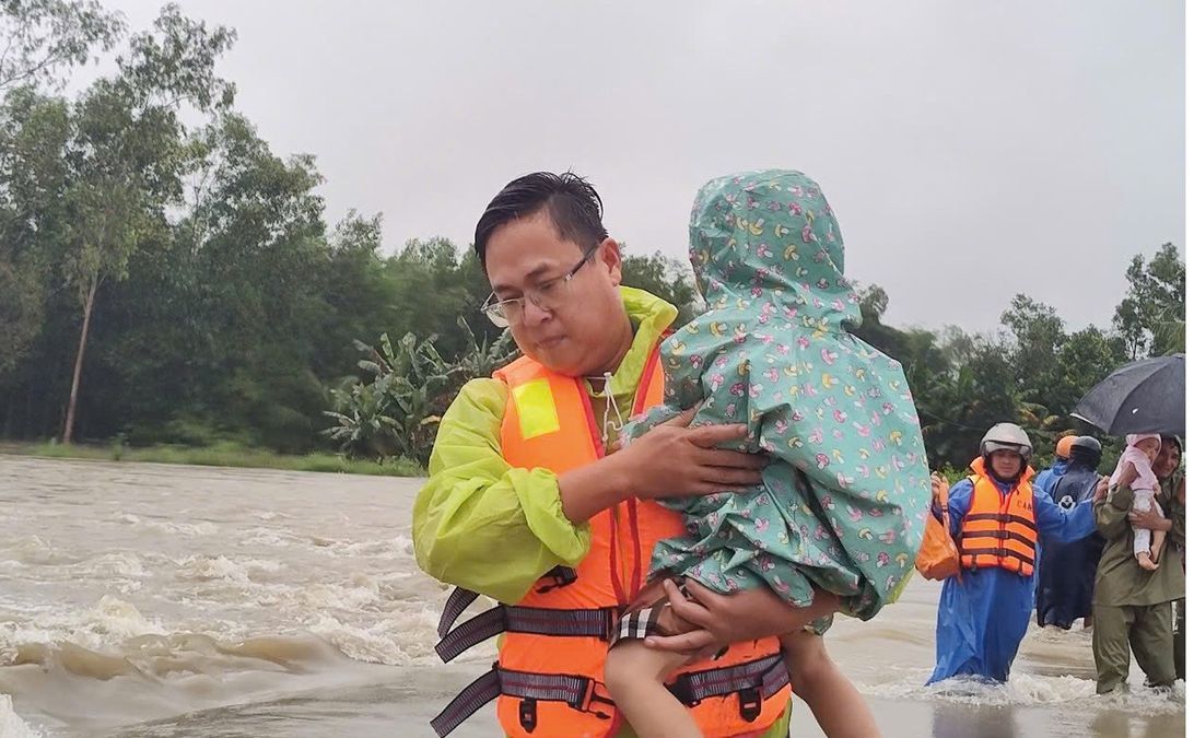Dầm mình trong mưa lũ, đảm bảo an toàn cho người dân
