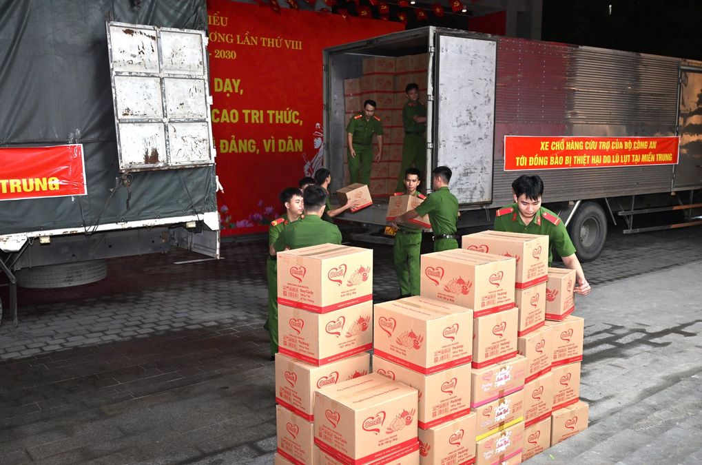 Bộ Công an ứng tiếp lương thực, thực phẩm hỗ trợ người dân mưa lũ- Hành trình nhân ái nơi tâm lũ lịch sử